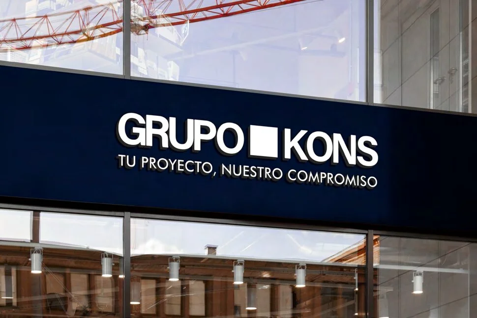 Grupo Kons — Letras córpeas retroiluminadas